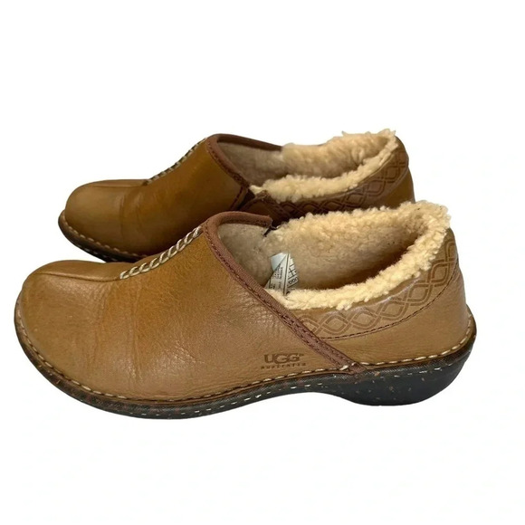 Ugg #1928 neutral tan leather sheepskin lined slip on clog or‎ slipper - Picture 1 of 10